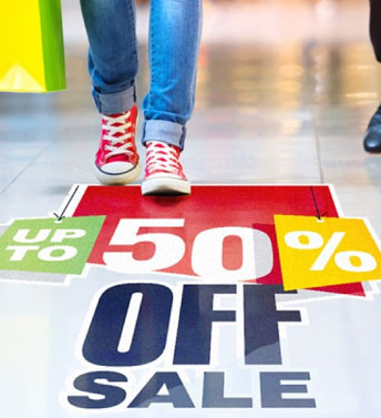 Publicidade em pisos, laminadores na impressão de grande formato para os apartamentos significativos em pisos de tráfego alto, anunciando em mesas de subtrantes.