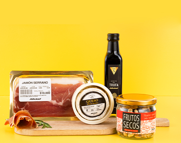 Presunto serrano, queijo maduro, óleo de trufas, cerveja artesanal, nozes, alimentos e bebidas, salsichas. Presunto serrano, queijo maduro, óleo de trufas, cerveja artesanal, nozes, alimentos e bebidas, salsichas.