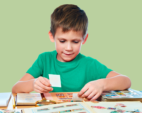 Crianças coletando adesivos Crianças coletando adesivos