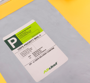 Envelopes, plásticos, remessas, comércio eletrônico, logística, etiqueta, informações variáveis.