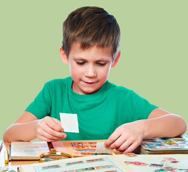 Crianças coletando adesivos Crianças coletando adesivos