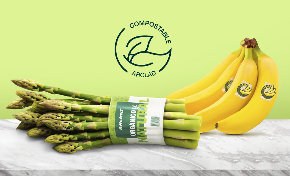 Espárragos y banano con etiquetas de material compostable